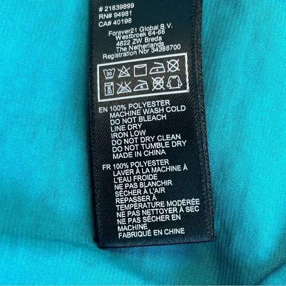 Forever 21 turquoise blue long sleeve satin effect button front blouse Sz L - Picture 7 of 7